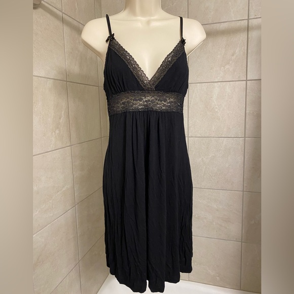 Cynthia Rowley Other - EUC Cynthia Rowley black with black/gold lace negligee, size Medium